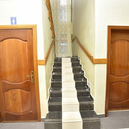 Modern Villa Hotel Кігалі Екстер'єр фото