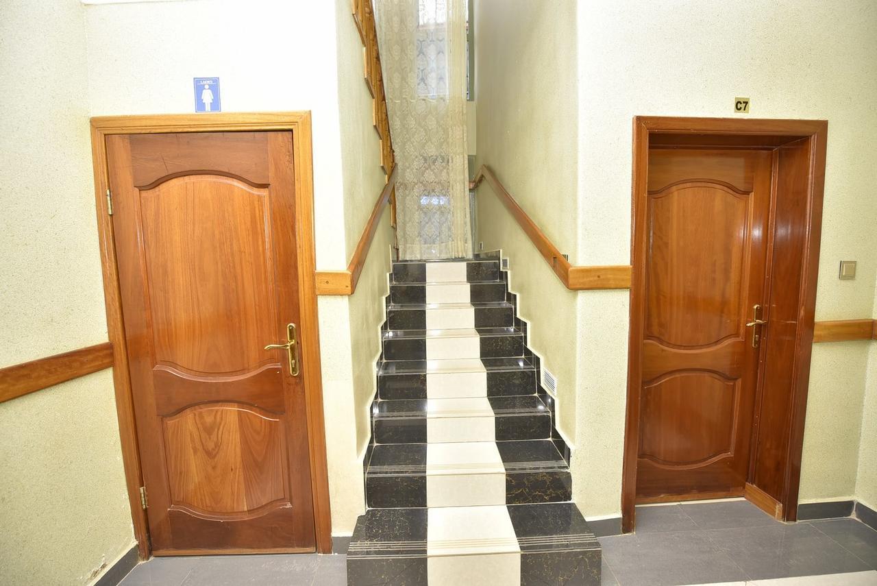Modern Villa Hotel Кігалі Екстер'єр фото